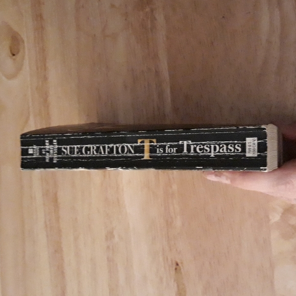 T is for Trespass, a paperback book by Sue Grafton - Picture 5 of 5